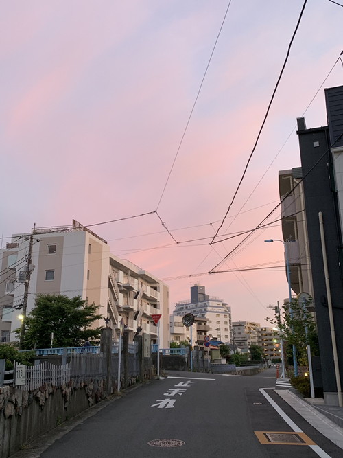 >静かな阿佐ヶ谷の街の夕焼け